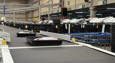 Projeto com o OneShip Sorter transforma o centro de distribuição em Extrema (MG), trazendo mais velocidade, precisão e organização ao fluxo de pedidos físicos e digitais.