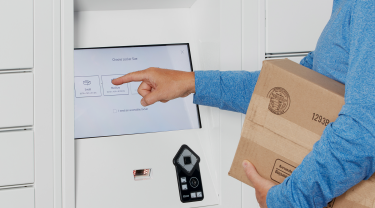 Locker operator assigns parcel to locker compartment